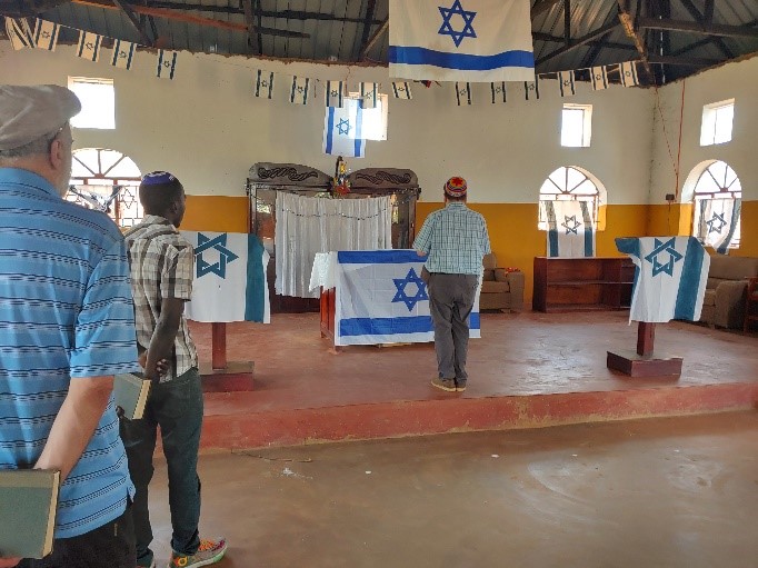 Rabbi Gideon Estes leading mincha services